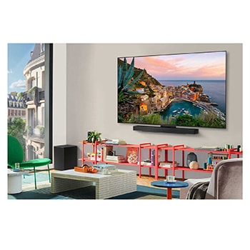 LG TV-skærm med en AI Magic Remote i forgrunden. AI-knapper er fremhævet, og en taleboble viser teksten, “foreslå en film, jeg kan lide”. På skærmen ser vi brugerikonet E, der angiver, hvordan AI Voice ID kunne identificere, hvilken bruger det var, og give personrettede anbefalinger baseret på deres stemme alene. 