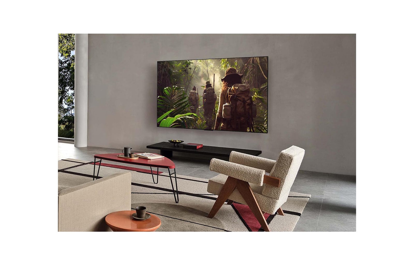 Nærbillede af en LG OLED TV-skærm, der viser, hvordan AI Search virker. Der åbnes et lille chatvindue, hvori det ses, at brugeren har spurgt om, hvilke sportsturneringer, der er tilgængelige. AI Search har svaret via chat med forhåndsvisninger af tilgængeligt indhold. Der er også et tekstfelt, hvori der kan stilles spørgsmål til Microsoft Copilot. 