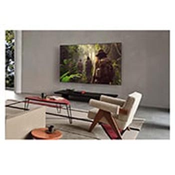 Nærbillede af en LG OLED TV-skærm, der viser, hvordan AI Search virker. Der åbnes et lille chatvindue, hvori det ses, at brugeren har spurgt om, hvilke sportsturneringer, der er tilgængelige. AI Search har svaret via chat med forhåndsvisninger af tilgængeligt indhold. Der er også et tekstfelt, hvori der kan stilles spørgsmål til Microsoft Copilot. 