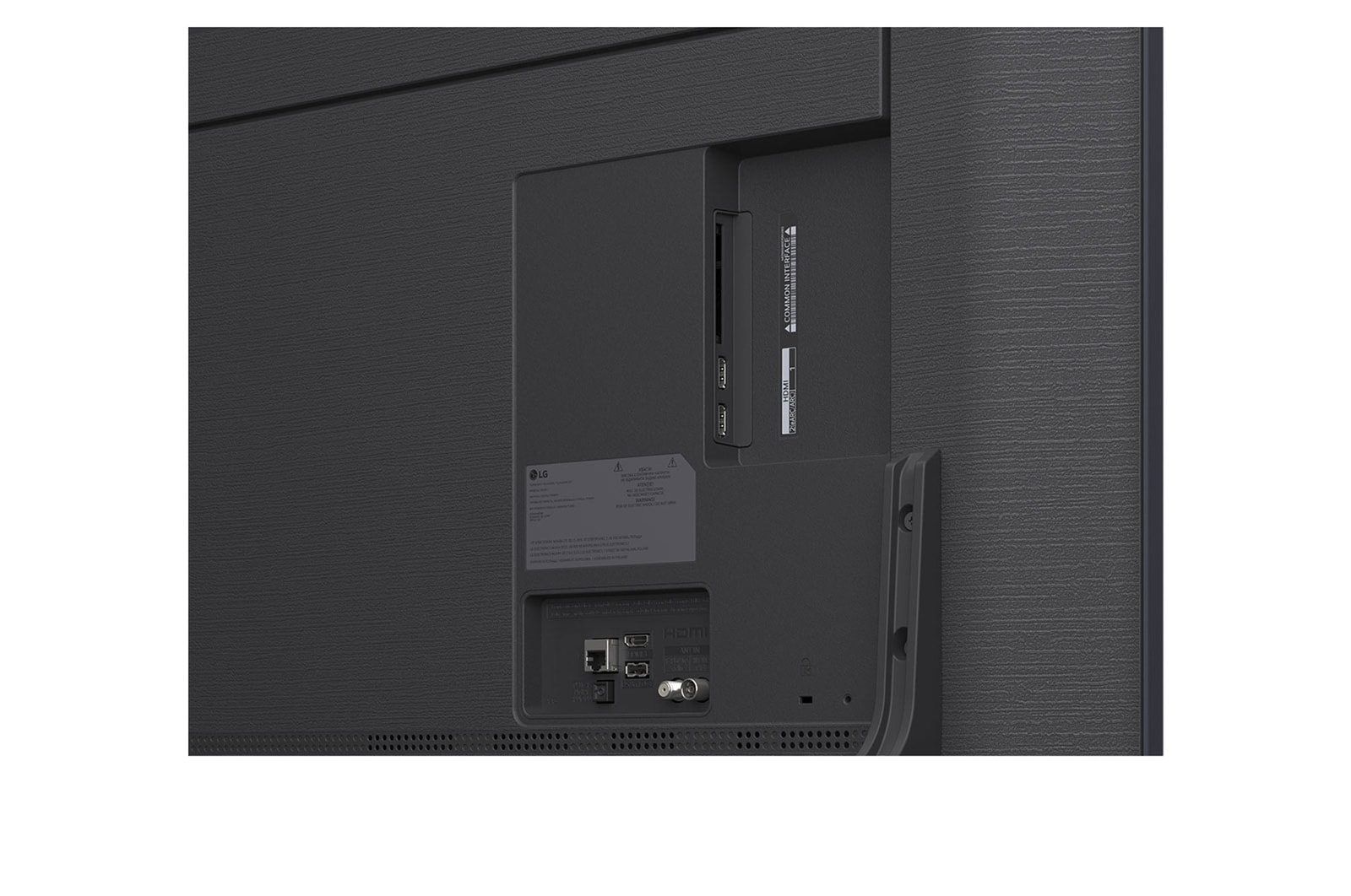 LG AI Magic Remote foran en LG TV skærm. På skærmen er der en personlig hilsen fra LG AI’en med tilpassede nøgleord baseret på brugerens søge- og visningshistorik. Ved fjernbetjeningen er der et ikon og en tekst, der viser, at AI Concierge-funktionaliteten er let tilgængelig med et kort tryk på AI-knappen. 