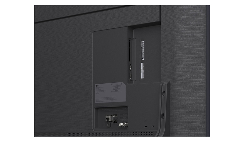 LG AI Magic Remote foran en LG TV skærm. På skærmen er der en personlig hilsen fra LG AI’en med tilpassede nøgleord baseret på brugerens søge- og visningshistorik. Ved fjernbetjeningen er der et ikon og en tekst, der viser, at AI Concierge-funktionaliteten er let tilgængelig med et kort tryk på AI-knappen. 