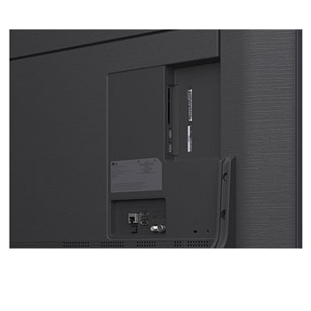 LG AI Magic Remote foran en LG TV skærm. På skærmen er der en personlig hilsen fra LG AI’en med tilpassede nøgleord baseret på brugerens søge- og visningshistorik. Ved fjernbetjeningen er der et ikon og en tekst, der viser, at AI Concierge-funktionaliteten er let tilgængelig med et kort tryk på AI-knappen. 