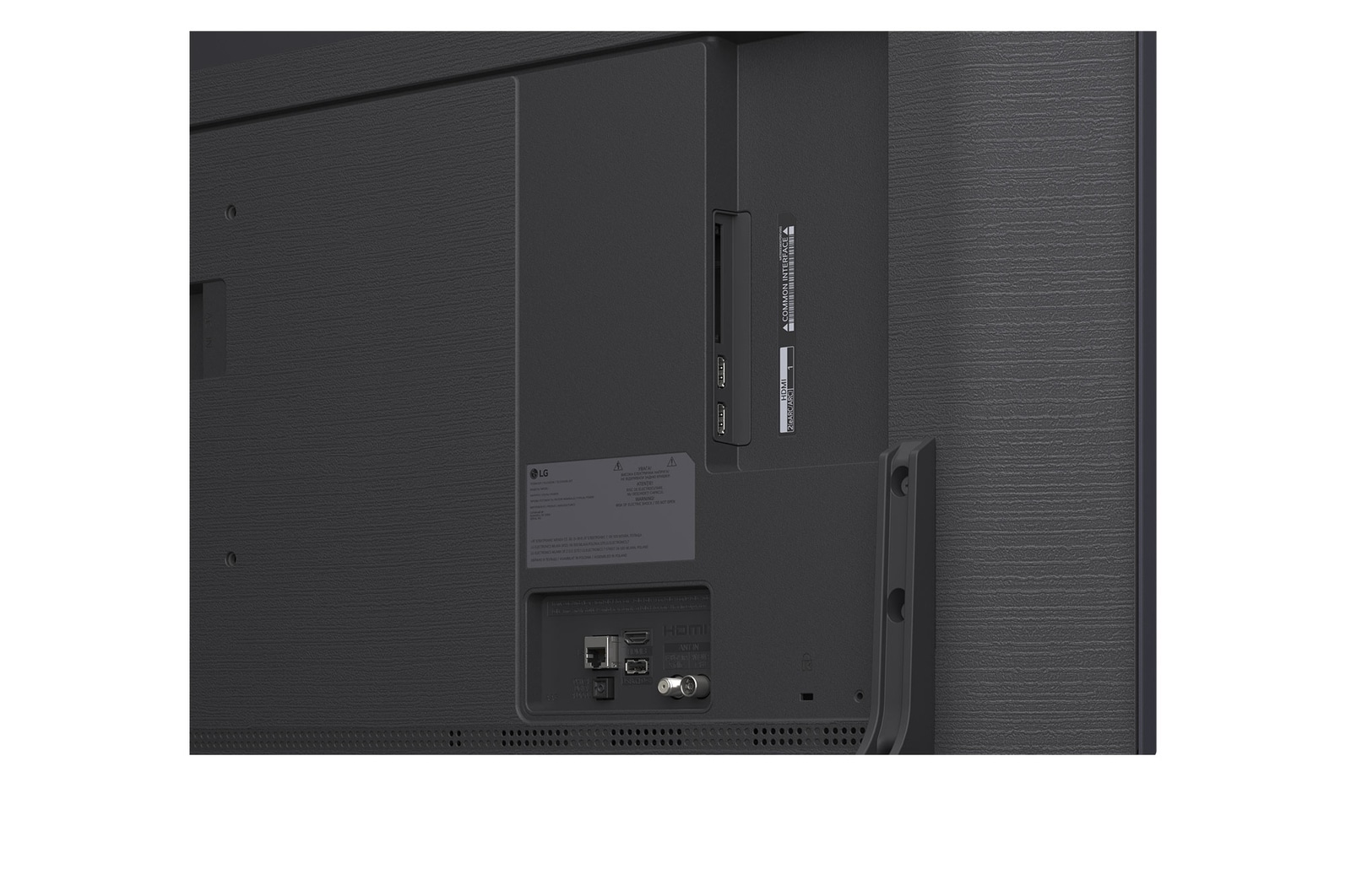 En familie sidder på en sofa og ser på et LG QNED TV, som er monteret på væggen over en LG Soundbar, med en lille pige, som peger på en skærm med to delfiner. Titlen beskriver, hvordan hver handling ser mere fantastisk ud på en ultrastor skærm.