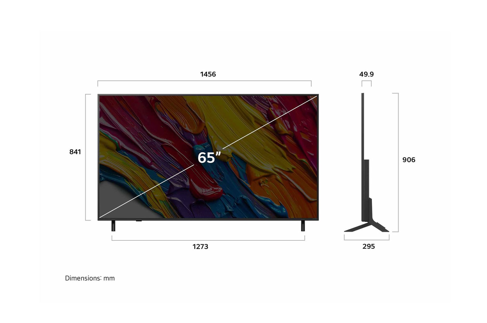 Visning forfra og fra siden af LG QNED82 AI 4K Smart TV, hvor ses dets mål for længde, bredde, højde og dybde.