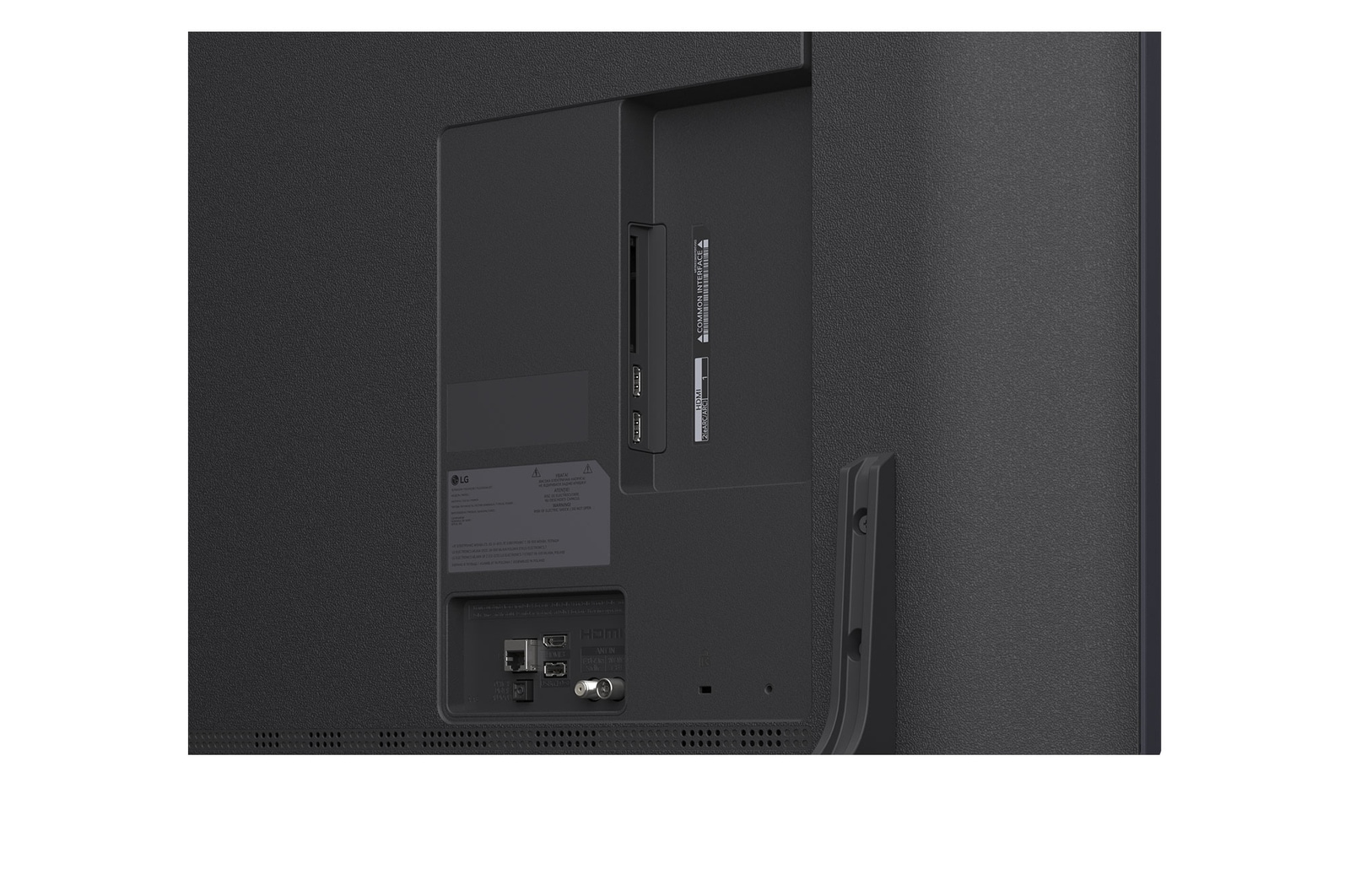 LG AI Magic Remote foran en LG TV skærm. På skærmen er der en personlig hilsen fra LG AI’en med tilpassede nøgleord baseret på brugerens søge- og visningshistorik. Ved fjernbetjeningen er der et ikon og en tekst, der viser, at AI Concierge-funktionaliteten er let tilgængelig med et kort tryk på AI-knappen. 