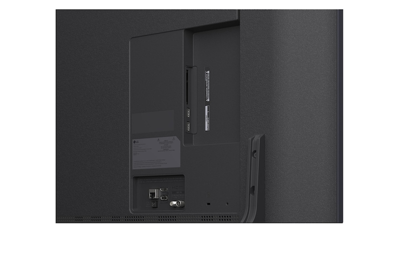 LG AI Magic Remote foran en LG TV skærm. På skærmen er der en personlig hilsen fra LG AI’en med tilpassede nøgleord baseret på brugerens søge- og visningshistorik. Ved fjernbetjeningen er der et ikon og en tekst, der viser, at AI Concierge-funktionaliteten er let tilgængelig med et kort tryk på AI-knappen. 