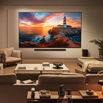 LG AI Magic Remote-Fernbedienung im Vordergrund. Der AI Button ist hervorgehoben. Im Hintergrund ist die LG webOS-Oberfläche zu sehen. Der Mauszeiger zeigt an, dass die Fernbedienung in Gebrauch ist. Der Text erklärt, wie die Funktionen und Bedienelemente der Fernbedienung das Navigieren in webOS erleichtern. 