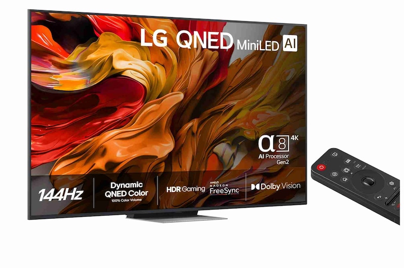 Let vinklet visning fra højre side af LG QNED evo QNED85 TV