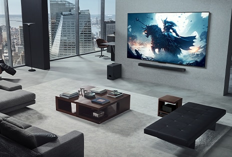 Stue med en person, der spiller et videospil på sin vægmonterede LG True Wireless TV og LG Soundbar. Han holder en kontrolenhed i hånden, men spilkonsollen er ikke umiddelbart synlig. Der er heller ikke nogen synlige kabler. Zero Connect Box er gemt væk og kan knap ses under et sidebord.