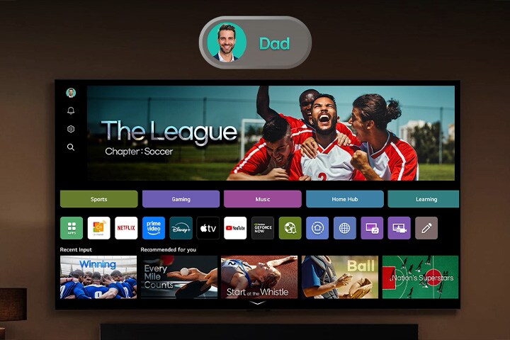 LG smart-tv med startskærmen i webOS til højre og et svævende profilbillede til venstre, som transformeres fra far til mor, hvilket fremhæver personlige brugerkonti og skræddersyede anbefalinger af indhold.
