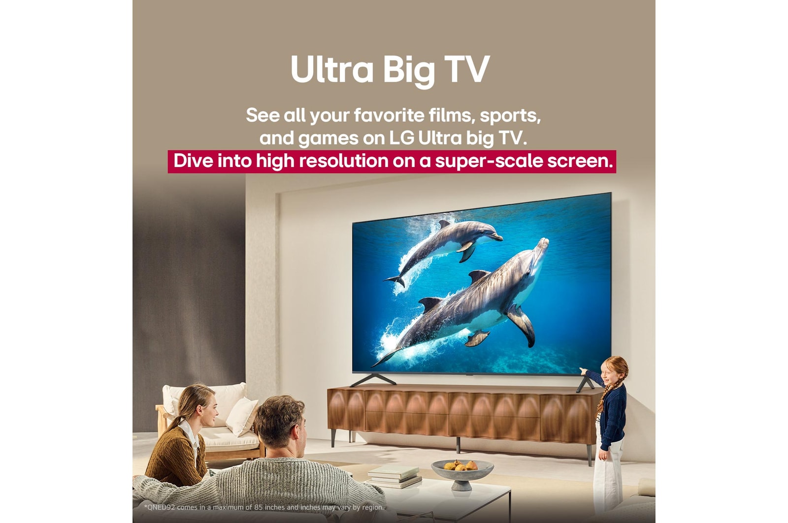 En familie sidder på en sofa og ser på et LG QNED TV på et TV-stativ, med en lille pige, som peger på en skærm med to delfiner. Titlen beskriver, hvordan du kan få høj opløsning på en kæmpeskærm.