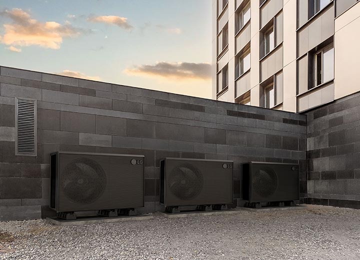 LG THERMA V-produkter er anbragt foran ydermuren på et træhus med snetildækkede landsbyer i baggrunden.	