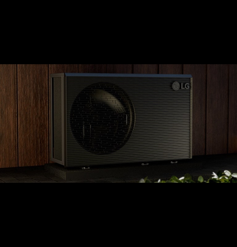 På skærmen ses den interne struktur af R290-udendørsenheden. Der vises detaljer om kompressorens drift, som angiver, at den er støvsvag.	