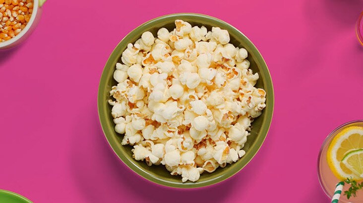 Videoen viser, at en skål med popcorn bliver tilberedt hurtigere med LG NeoChef™ end den anden, som bliver tilberedt i en almindelig mikrobølgeovn.