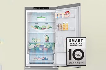 Køleskab, hvis dør er åben, fyldt med friske madvarer og et mærkat med 10 års garanti på den intelligente inverterkompressor.