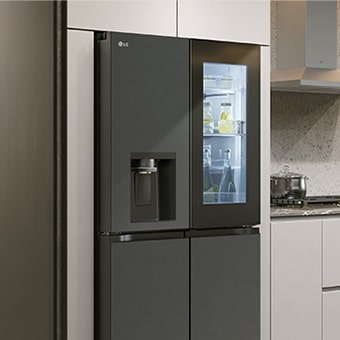 Moderne køkkeninteriør med InstaView-køleskab.