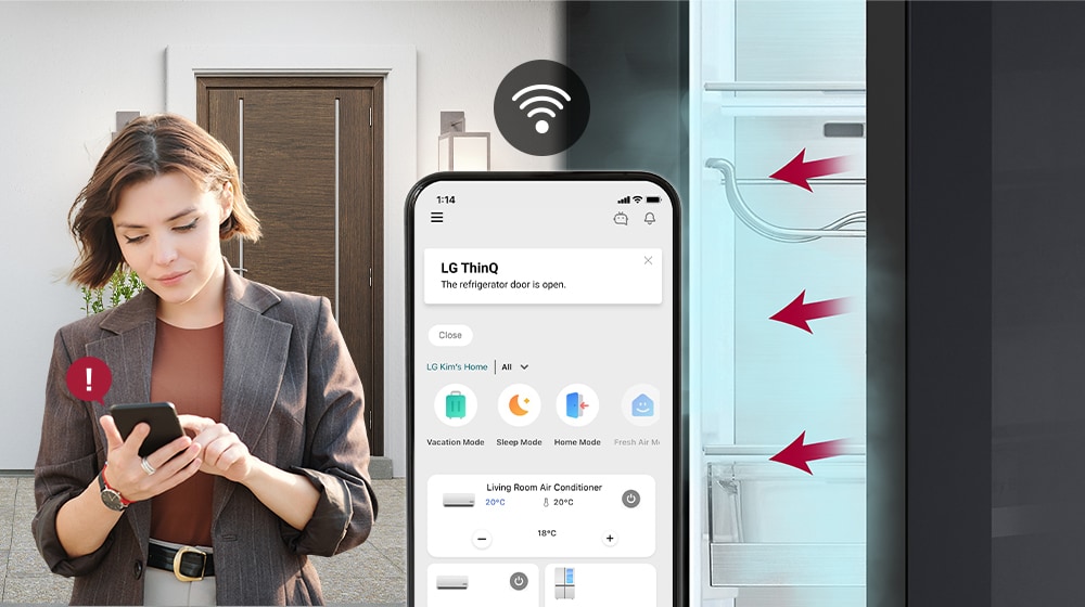 På venstre side kommer damen hjem og tjekker køleskabets tilstand ved hjælp af smartphonen, og der er en smartphone på skærmen i midten, køleskabet er åbent, og den afkølende vind kommer ud af døren til højre.