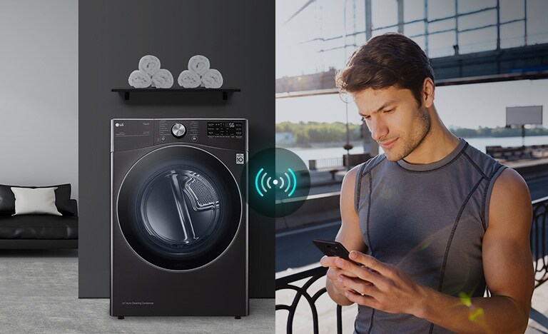 Homem a controlar remotamente uma máquina de secar LG através da app ThinQ™ 