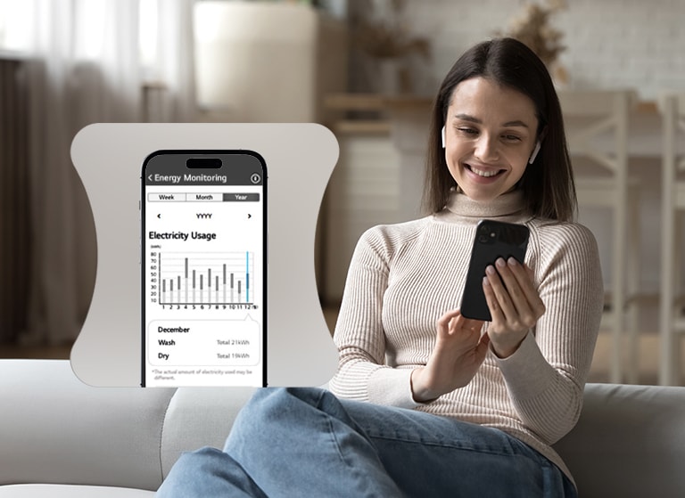 En kvinde, der overvåger sit energiforbrug gennem en ThinQ-app.