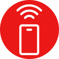 Manden bruger appen, mens han ser på sin mobiltelefon.