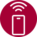 Manden bruger appen, mens han ser på sin mobiltelefon.