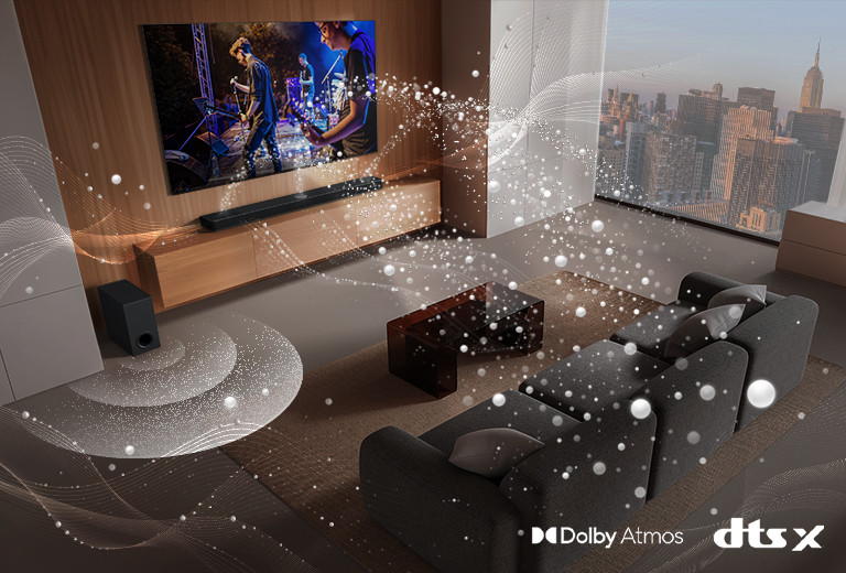 LG Soundbar, LG TV og en bashøjttaler i en stue i en skyskraber, hvor der vises en musikalsk optræden. Hvide lydbølger lavet af små dråber projiceres ud af soundbaren, mens de danner en løkke omkring sofaen og rummet. En bashøjttaler skaber en lydeffekt fra bunden. Dolby Atmos-logo DTS X-logo