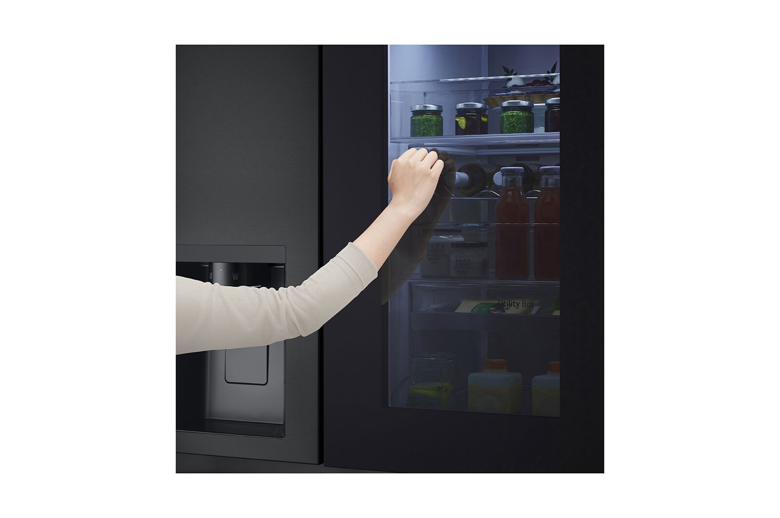 LG 628L InstaView Door in Door™ Side by Side (Essence Black), Energiklasse D, Vand-/isdispenser med vandtilkobling, Smart Diagnosis™ med Wi-Fi, GSXE90EVAD