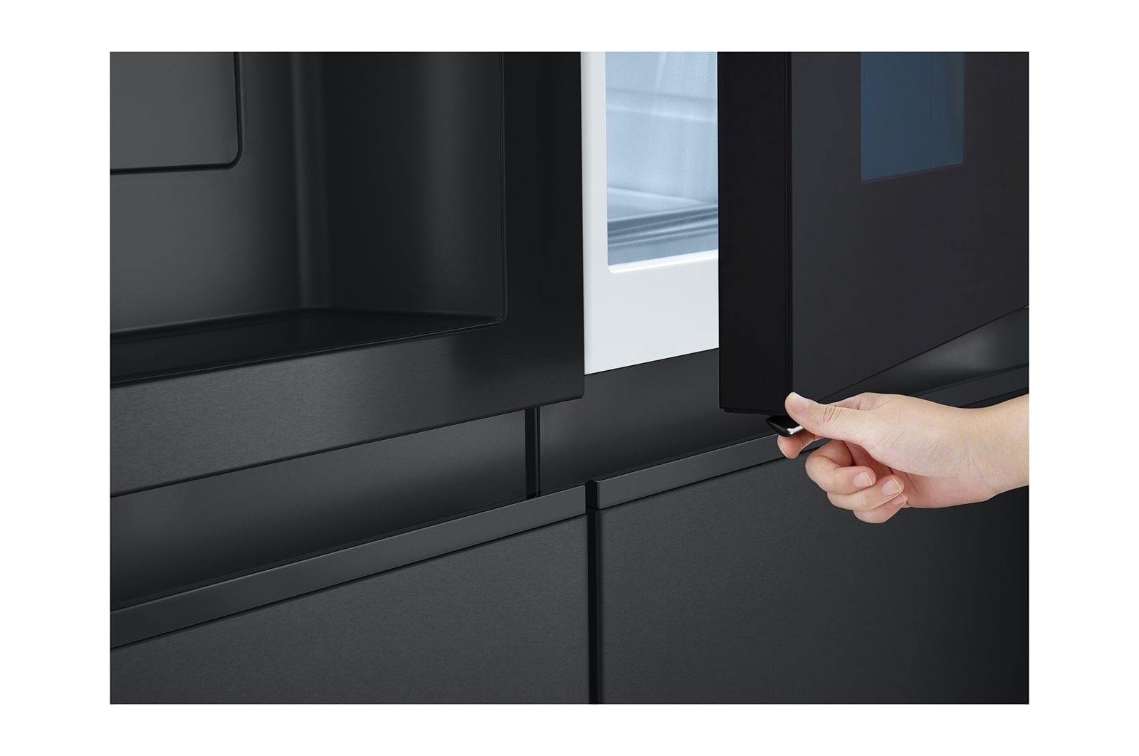 LG 628L InstaView Door in Door™ Side by Side (Essence Black), Energiklasse D, Vand-/isdispenser uden vandtilkobling, Smart Diagnosis™ med Wi-Fi, GSXE91EVAD