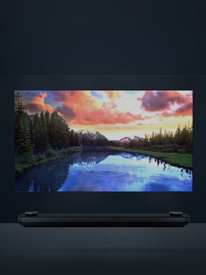 Forfrabillede af LG SIGNATURE Baggrund OLED TV, der er hængt på den gennemsigtige væg.
