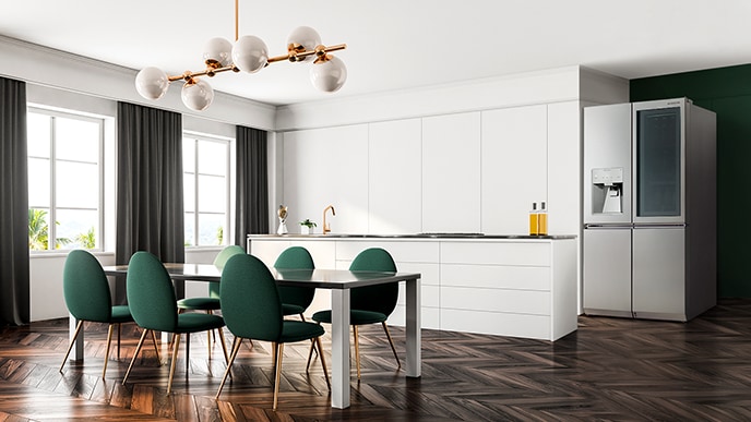 LG SIGNATURE Køleskab er lagt på højre side i huset og et køkkenbord med flere grønne stole på venstre side.