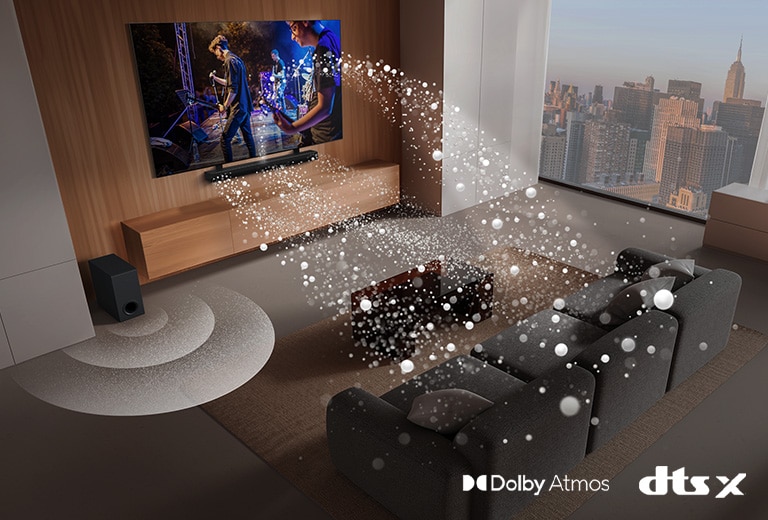LG Soundbar, LG TV og en bashøjttaler i en stue i en skyskraber, hvor der vises en musikalsk optræden. Hvide lydbølger lavet af små dråber projiceres ud af soundbaren, mens de danner en løkke omkring sofaen. En bashøjttaler skaber en lydeffekt fra bunden. Dolby Atmos-logo DTS X-logo