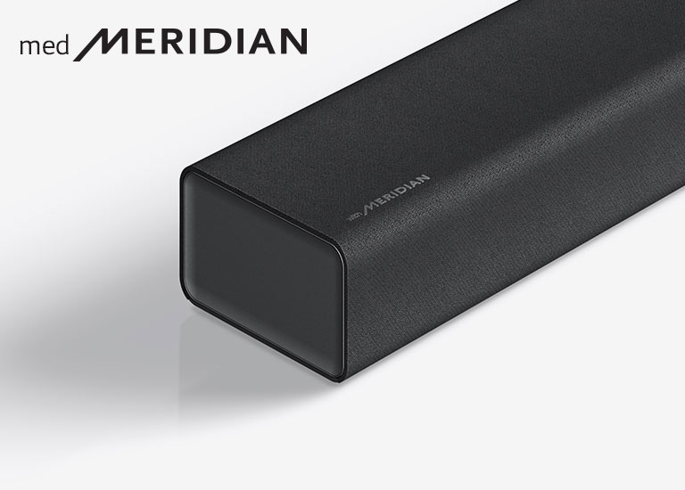 Nærbillede af venstre side af en LG Soundbar med et Meridian-logo vist nederst i venstre hjørne på et produkt.