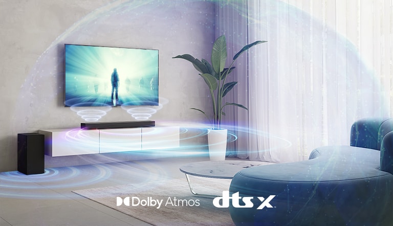 I stuen hænger et LG TV på væggen. En film afspilles på TV-skærmen. LG Soundbar er lige under TV'et på en beige hylde med en baghøjttaler placeret til venstre. Dolby Atmos og DTS:X-logoet er vist i midten af billedet.
