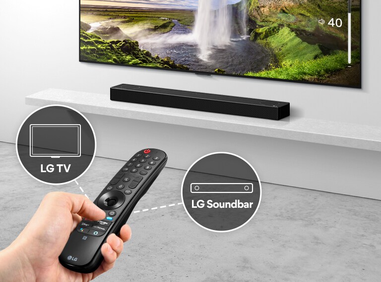 Der er en fjernbetjening i en persons hånd, som styrer tv'et og soundbaren i baggrunden. Der er ikoner for LG TV og LG Soundbar.