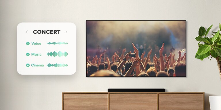 Tv på væg. Tv'et viser folk, der klapper til koncerten, kanalen skiftes til en filmscene med en kørende bil i en skov, og kanalen skiftes igen til nyhederne med en nyhedsvært. LG Soundbar er lige under tv'et på en beige hylde. (afspil videoen)