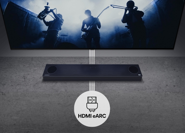Tv på væg. Tv viser en gruppe i en sort silhuet. LG Soundbar er lige under et tv på en grå hylde. Der er et HDMI eARC-ikon under soundbaren.