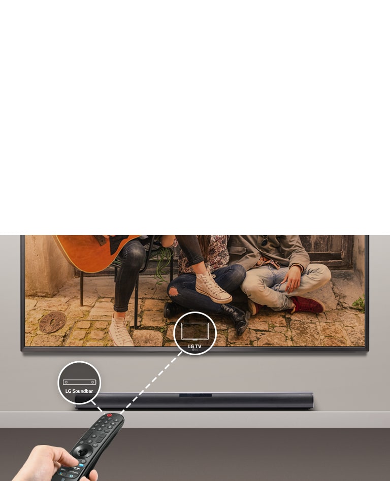 Der er en LG-fjernbetjening i en persons hånd, som styrer tv'et og soundbaren på samme tid. Der er ikoner for LG TV og LG Soundbar.