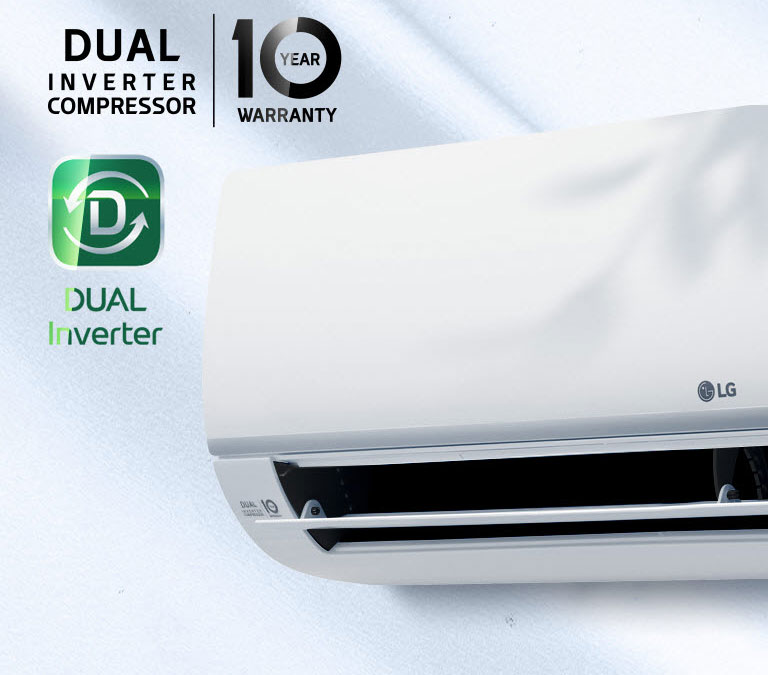 En nærbillede af forsiden af klimaanlægget, der har LG-logoet i midten og et 10 års garanti-logo på venstre side. En større Dual Inverter Compressor | 10 års garanti-logo og Dual Converter-logoerne er til venstre på billedet, og et lys lyser over dem.