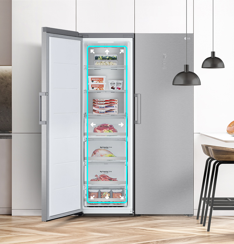 Fryseren vises forfra med døren åben og en blå firkant og pile, der peger ud og fremhæver den rummelige plads indeni.