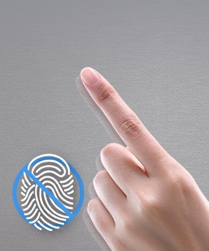 En hånd med en pegende finger og et stort fingeraftryk til venstre, der er krydset ud, svæver over køleskabets metalliske yderside.