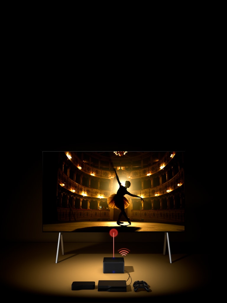 Vinklet visning oppefra af LG SIGNATURE OLED M4 i et mørkt rum, hvor det oplyses af en spotlight, med flere konsoller og enheder forbundet til det med kabler, hvilket ser rodet ud. Herefter tones der ud. Zero Connect Box toner ind med velorganiserede enheder og konsoller bagved, et rødt wifi-signal fremkommer, og en rød stråler udsendes mod TV'et, mens perspektivet flyttes ned, så hele TV'et kan ses.