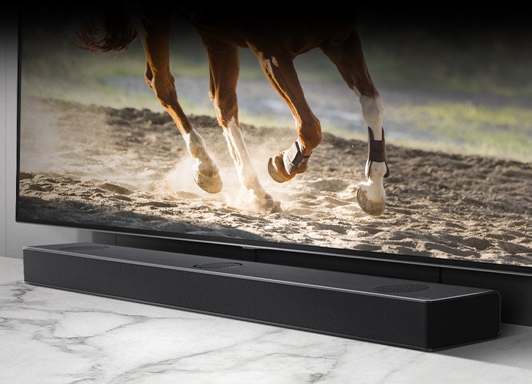 Det perfekte par vises i et nærbillede af det matchende TV og den matchende soundbar.