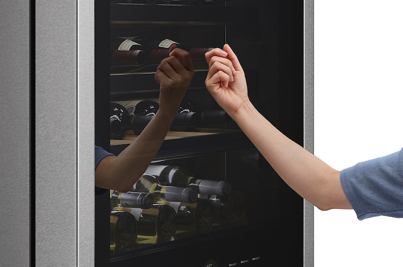LG SIGNATURE - 420L InstaView Door™ in Door Wine Cellar (Noble Steel) - Energiklasse E, 65 vinflasker og Smart Diagnosis™ med Wi-Fi, LSR200W