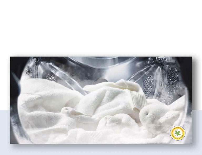 Der er vasketøj i vaskemaskinen, og der bruges damp.