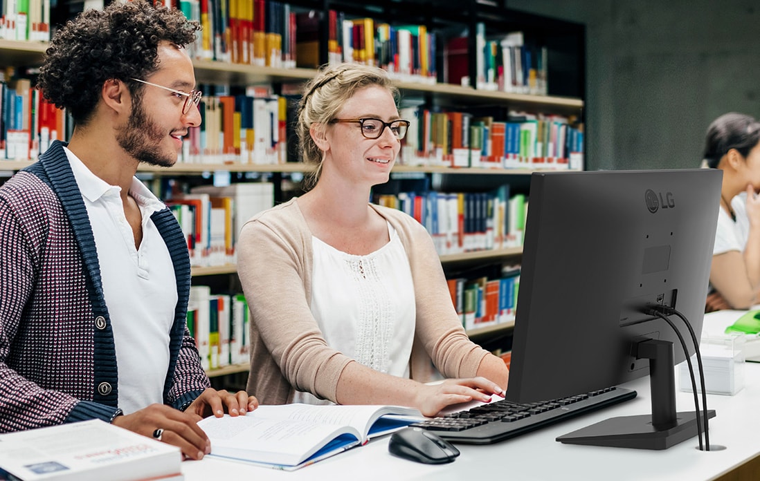 Scener af brug af LG fuld HD IPS-skærm i biblioteket.	
