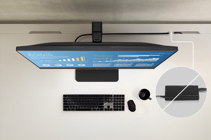 Visning ovenfra af en arbejdsstations rene layout takket være indbygget strøm.	