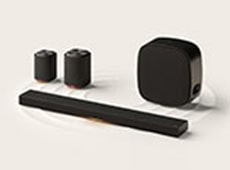 LG Sound Suite-sæt med en sort soundbar, et par højttalere og en trådløst forbundet bashøjttaler
