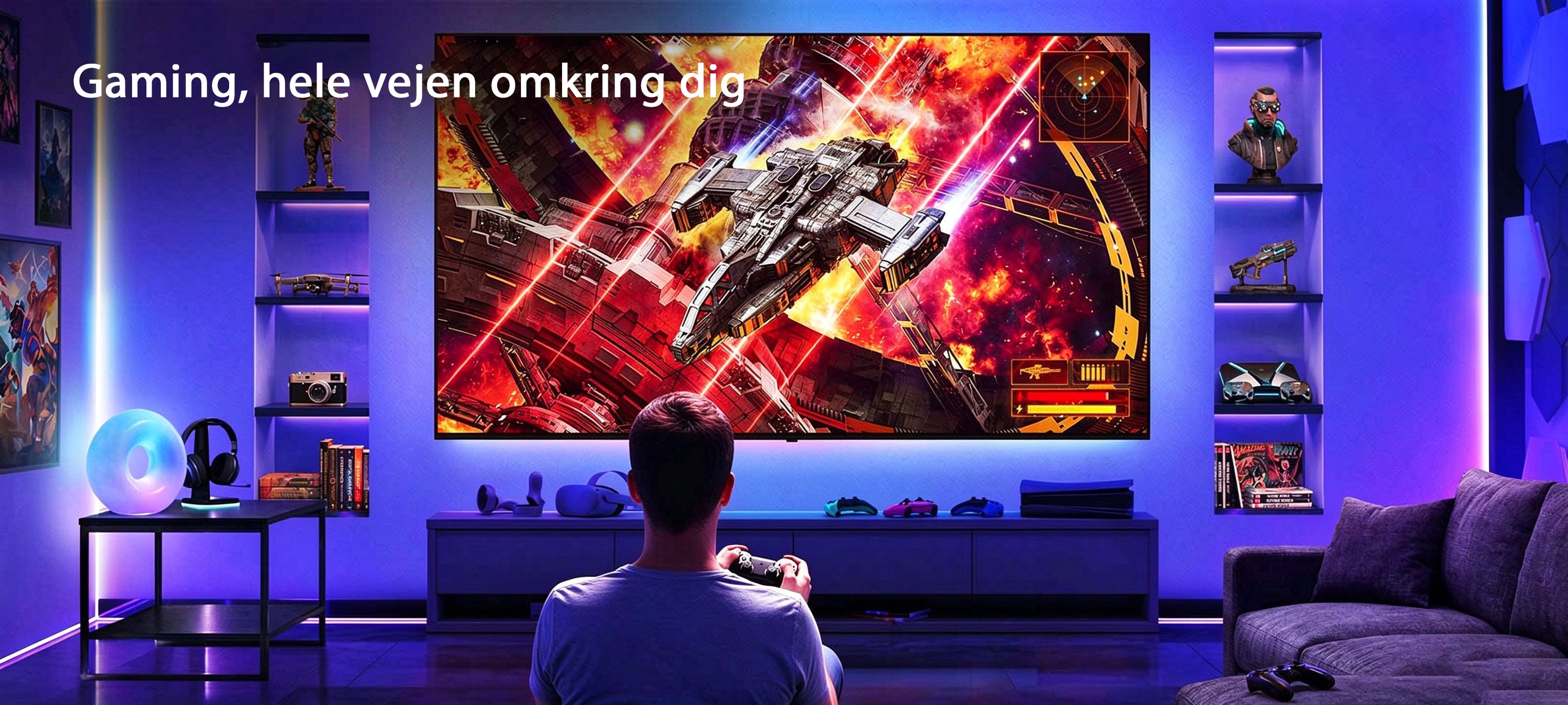 LG Ultra Big TV er vægmonteret i et neonoplyst gamingrum, hvor en stor skærm viser en levende rumkamp, mens en spiller sidder foran skærmen, hvilket illustrerer en fordybende og engagerende gamingoplevelse.