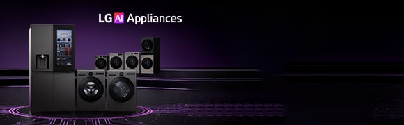 مجموعة من أجهزة LG المنزلية تشمل ثلاجات، وغسالات، ومجففات، وأجهزة مطبخ، معروضة على منصة داكنة ذات أرضية مزينة بنقش يشبه لوحات الدوائر الإلكترونية.