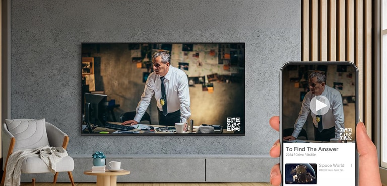 يستخدم أحد نزلاء الفندق خدمات OTT من خلال إقران هاتفه الذكي بالتلفزيون داخل الغرفة من خلال تسجيل الدخول برمز الاستجابة السريعة.